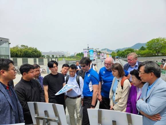 세계양궁연맹 관계자들이 지난 5월 13일 광주국제양궁장을 찾아 현지 실사를 하고 있다. 광주 2025 세계(장애인)양궁선수권대회 조직위원회 제공