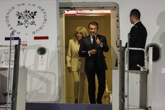 27일 에마뉘엘 마크롱 프랑스 대통령은 배우자 브리지트 여사와 인도네시아 자카르타 공항에 도착해 전용기에서 내리고 있다. AFP 연합뉴스
