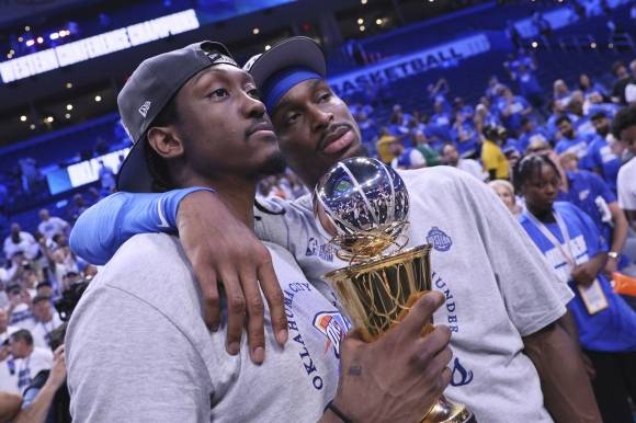 오클라호마시티 선더 샤이 길저스알렉산더와 제일런 윌리엄스가 29일(한국시간) 미국 오클라호마주 오클라호마시티의 페이컴 센터에서 열린 2024~25 NBA 플레이오프(PO) 서부 콘퍼런스 결승 5차전 미네소타 팀버울브스와의 홈 경기에서 124-94로 승리한 뒤 서부 우승컵을 들어 올리고 있다. AP 연합뉴스