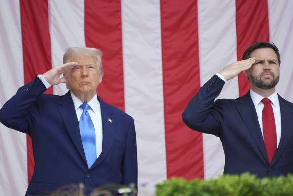 도널드 트럼프(왼쪽) 미국 대통령과 JD 밴스 부통령이 지난 26일(현지 시간) 버지니아주 알링턴 국립묘지에서 열린 제157회 메모리얼 데이(현충일) 추념식에 참석해 거수경례하고 있다. 알링턴 AP 뉴시스