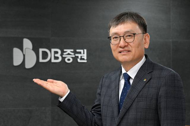 곽봉석 DB증권 대표가 28일 서울 영등포구 DB증권빌딩에서 서울경제신문과의 인터뷰에 앞서 포즈를 취하고 있다. 조태형 기자
