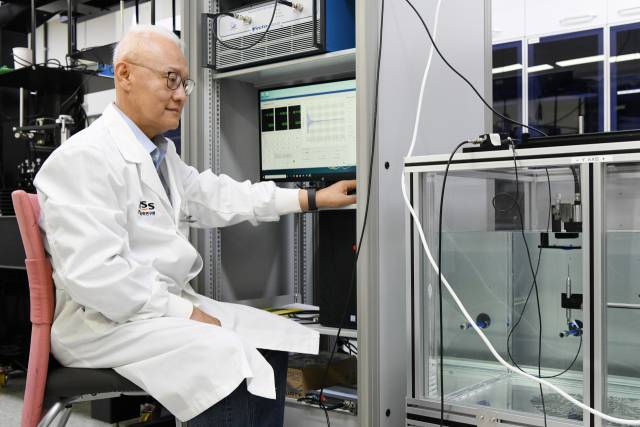 KRISS 김용태 책임연구원이 음향세기 공간분포 측정을 위해 수조 속 변환기와 렌즈, 수중청음기를 확인하고 있다. 사진제공=KRISS