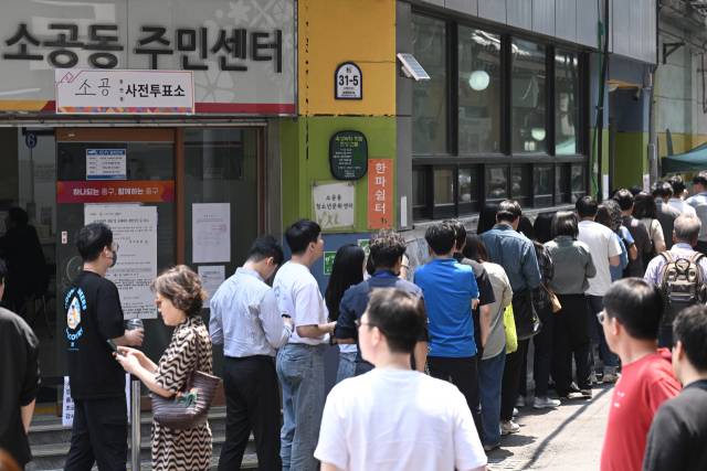 제21대 대통령 선거 사전 투표가 시작된 29일 서울 중구 소공동주민센터에 마련된 사전투표소에서 유권자들이 투표하기 위해 길게 줄 서 있다. 조태형 기자