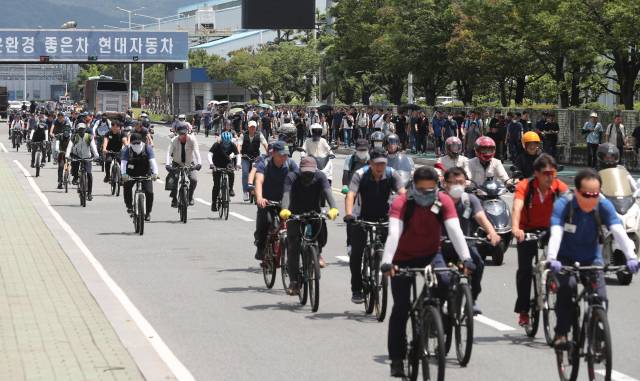 현대자동차 울산공장에서 근로자들이 퇴근하고 있다. 연합뉴스