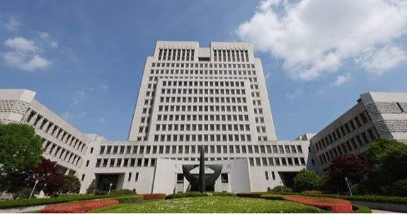 5월 1일 대법원이 이재명 더불어민주당 대선후보에 대한 사건을 파기환송 결정하자 민주당이 반발하며 조희대 대법원장에 대한 청문회 및 탄핵 등의 조치를 예고했다. 사진은 서울 서초구 대법원 청사 전경. 뉴스1