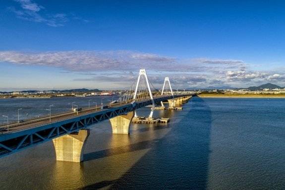 영종대교는 한국 사회간접자본(SOC) 민자사업 1호로, 1995년 11월 29일 착공해 2000년 11월 28일 개통했다. 사진은 영종대교 전경. Gettyimage