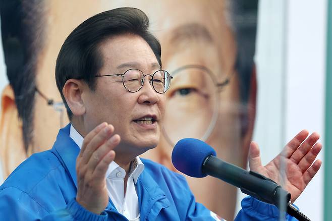 이재명 더불어민주당 대선 후보가 29일 서울 송파구 잠실종합운동장 광장에서 열린 강동구·송파구 집중 유세에서 지지를 호소하고 있다. ⓒ공동취재
