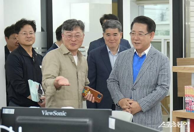 김영록 전라남도지사가 29일 순천 글로벌웹툰센터를 방문, 시설 내부를 둘러보고 있다. 사진제공=전남도