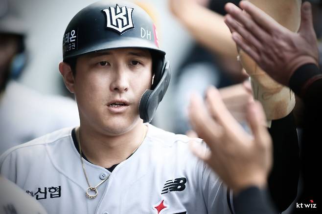 KT 황재균이 29일 수원KT위즈파크에서 열린 두산과 홈경기 도중 햄스트링 통증 발생으로 교체됐다. 사진제공｜KT 위즈