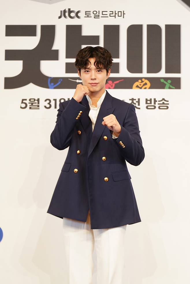 배우 박보검이 29일 오후 서울 신도림 더 링크 호텔에서 열린 JTBC 새 주말극 ‘굿보이’ 제작발표회에 참석해 포즈를 취하고 있다. 사진 JTBC