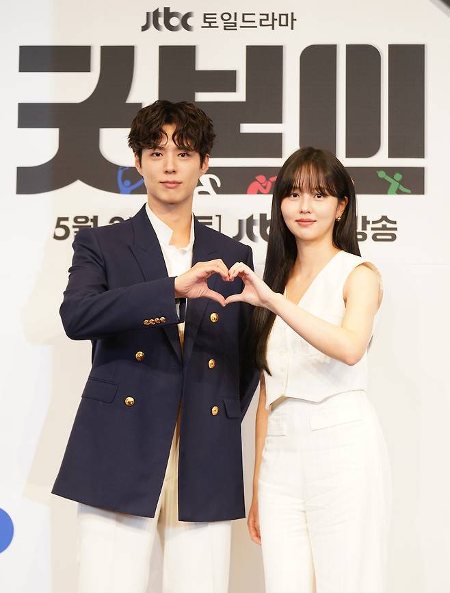 배우 박보검과 김소현이 29일 오후 서울 신도림 더 링크 호텔에서 열린 JTBC 새 주말극 ‘굿보이’ 제작발표회에 참석해 포즈를 취하고 있다. 사진 JTBC