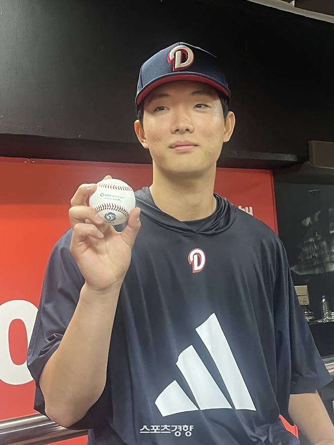 28일 수원 KT전을 마치고 승리구를 들고 있는 두산 최민석. 수원 | 김하진 기자