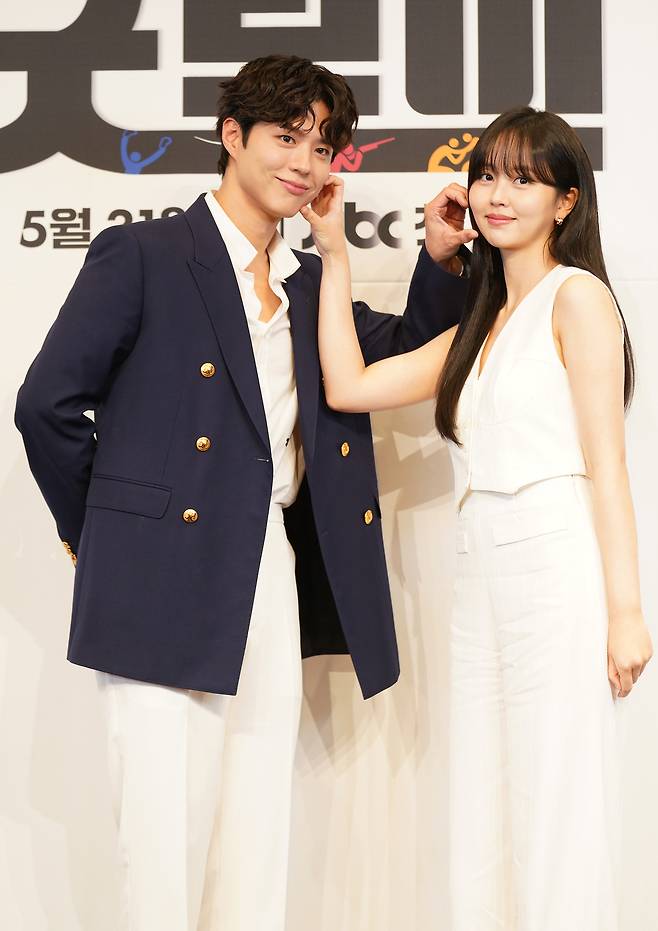 배우 박보검과 김소현이 29일 오후 서울 신도림 더 링크 호텔에서 열린 JTBC 새 주말극 ‘굿보이’ 제작발표회에 참석해 포즈를 취하고 있다. 사진 JTBC