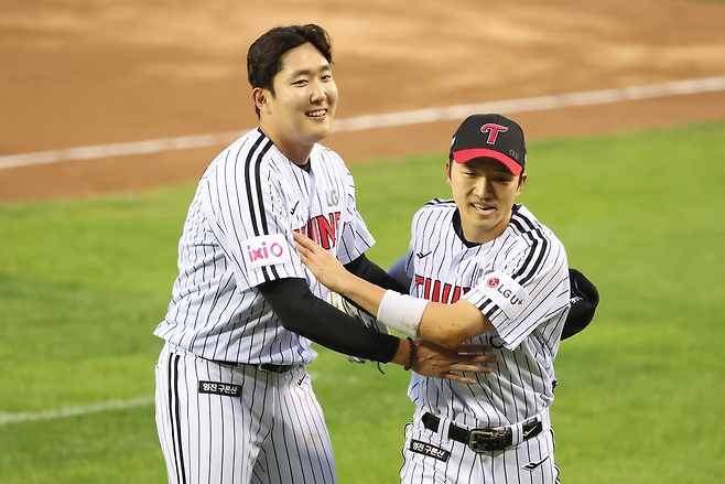 손주영(왼쪽)이 29일 잠실 한화전에서 3회초 플로리얼의 강한 타구를 잡아 이닝을 끝낸 박해민에게 고마워하고 있다. LG 트윈스 제공