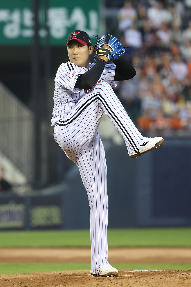 손주영이 29일 잠실 한화전에서 역투하고 있다. LG 트윈스 제공