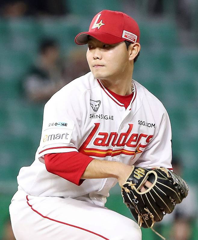 ▲ 29일 인천 NC전에서 팀 승리의 발판을 놓으며 개인 1군 첫 승리의 감격을 안은 박시후 ⓒSSG랜더스