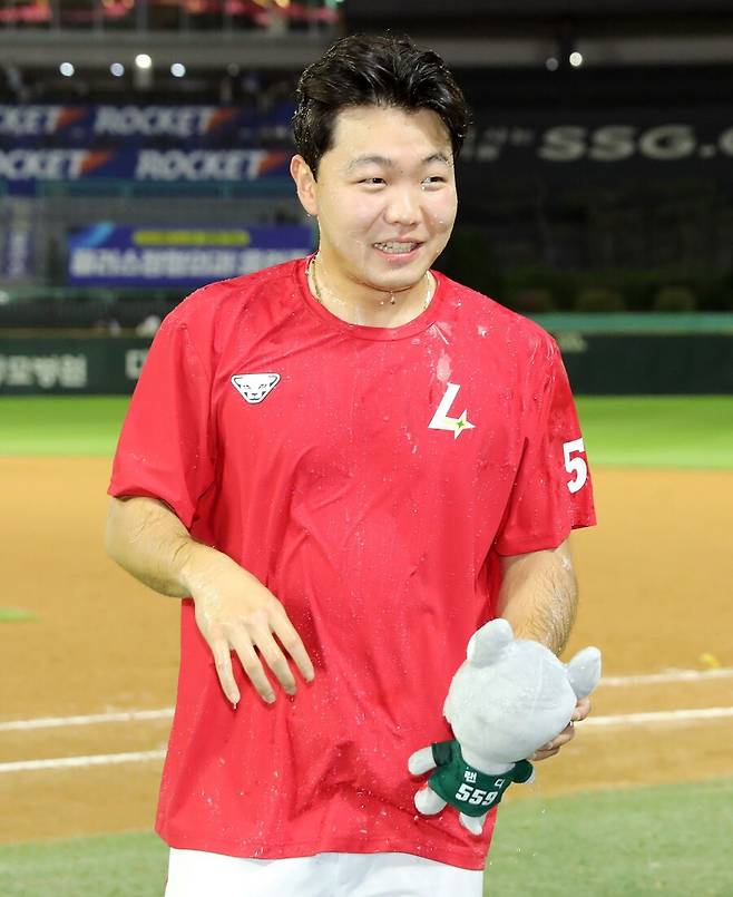 ▲ 끈기라는 재능으로 감격의 첫 승에 이른 박시후 ⓒSSG랜더스