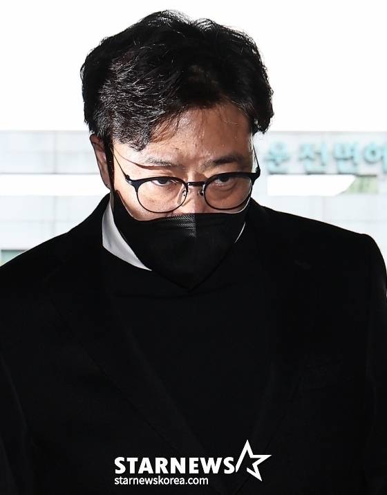 (서울=뉴스1) 김진환 기자 = 업무방해, 전자기록 등 손괴, 사기 및 업무상 배임 등의 혐의를 받는 안성일 더기버스 대표가 24일 오후 피의자 조사를 받기 위해 서울 강남경찰서에 출석하고 있다.   걸그룹 ‘피프티 피프티(FIFTY FIFTY)’의 소속사 어트랙트는 지난 6월 더기버스가 업무 인수인계를 지체하고 업무용 메일 계정을 돌려주는 과정에서 메일을 모두 삭제하는 등 프로젝트 자료를 없앴다며 안 대표 등을 고소했다. 2023.10.24/뉴스1  Copyright (C) 뉴스1. All rights reserved. /사진=(서울=뉴스1) 김진환 기자