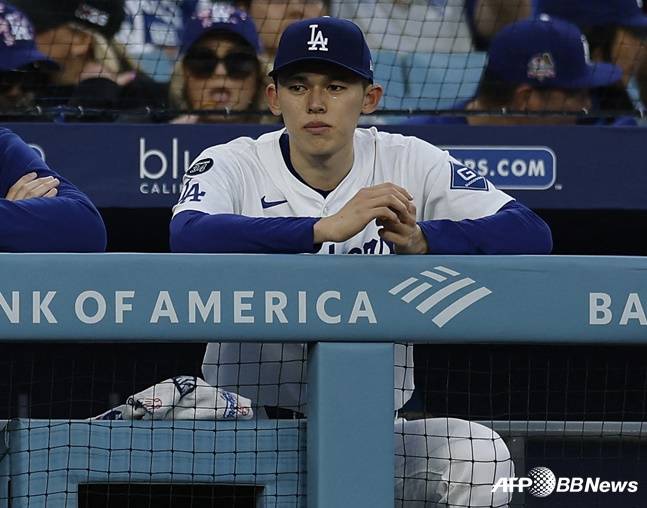 지난 3월 30일 경기에서 2회 조기강판된 뒤 눈물을 보이고 있는 사사키. /AFPBBNews=뉴스1