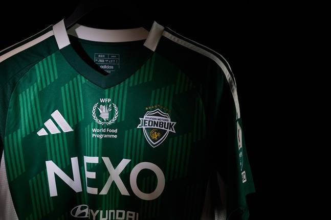 상단 중앙에 WFP 로고를 새긴 전북현대 유니폼.  /사진=전북현대