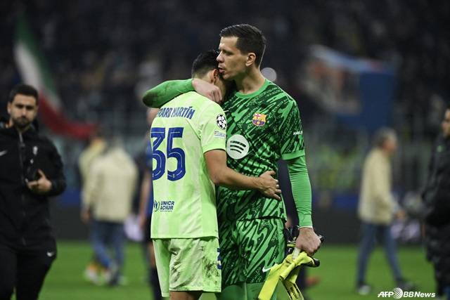 보이치에흐 슈체스니(오른쪽). /AFPBBNews=뉴스1