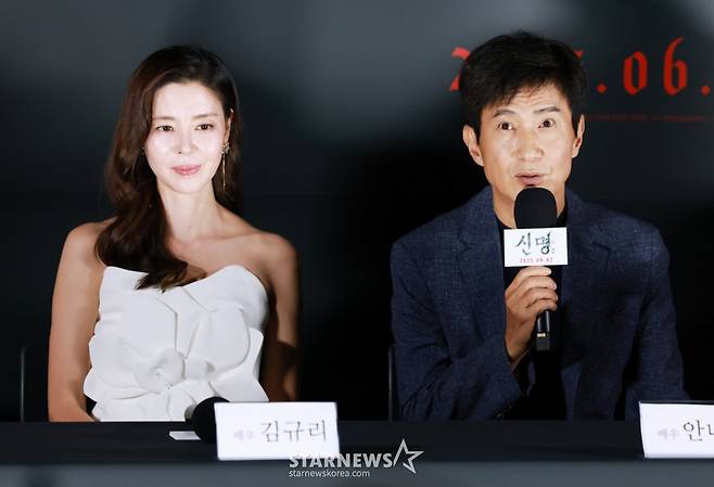 배우 김규리, 안내상이 29일 오후 서울 CGV용산아이파크몰에서 진행된 영화 '신명'(감독 김남균) 제작발표회에 참석해 질문에 답하고 있다. /2025.05.29 /사진=이동훈 photoguy@