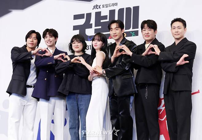 배우 태원석, 박보검, 심나연 감독, 배우 김소현, 이상이, 허성태가 29일 서울 구로구 더 링크 서울 트리뷰트 포트폴리오 호텔에서 열린 JTBC 토일 드라마 '굿보이' 제작발표회에서 포즈를 취하고 있다. /2025.05.29 /사진=김휘선 hwijpg@