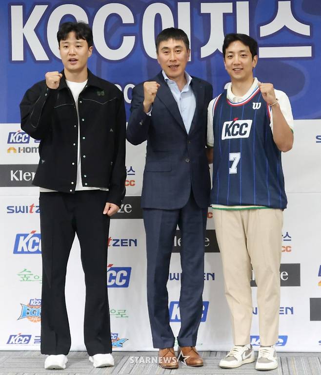부산 KCC이지스 자유계약선수(FA) 허훈 입단 기자회견이 29일 오후 서울 강남구 KBL 센터에서 열렸다. 허훈(오른쪽)이  입단식 후 형 허웅(왼쪽), 이상민 감독과 포토타임을 갖고 있다. 허훈의 입단으로 KBL 역대 4번째 한 팀서 뛰는 형제가 탄생했다. 허훈은 형 허웅과 함께  다음 시즌 우승컵을 노린다. /사진=김진경 대기자