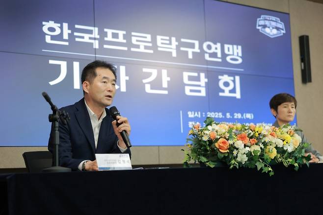 29일 한국프로탁구연맹 기자간담회에 참석해 발언하고 있는 김형석(왼쪽) 화성도시공사 감독과 현정화 한국마사회 감독. 둘은 한국프로탁구연맹 2인 공동위원장을 맡고 있다. /사진=한국프로탁구연맹 제공
