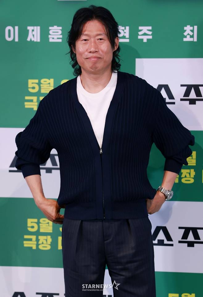 배우 유해진이 29일 오후 서울 CGV용산아이파크몰에서 진행된 영화 '소주전쟁' 언론배급시사회 및 기자간담회에 참석해 포즈를 취하고 있다.   1997년 IMF 외환위기, 소주 회사가 곧 인생인 재무이사 종록과 오로지 성과만 추구하는 글로벌 투자사 직원 인범이 대한민국 국민 소주의 운명을 걸고 맞서는 이야기 '소주전쟁'은 오는 30일 개봉한다. /2025.05.29 /사진=이동훈 photoguy@