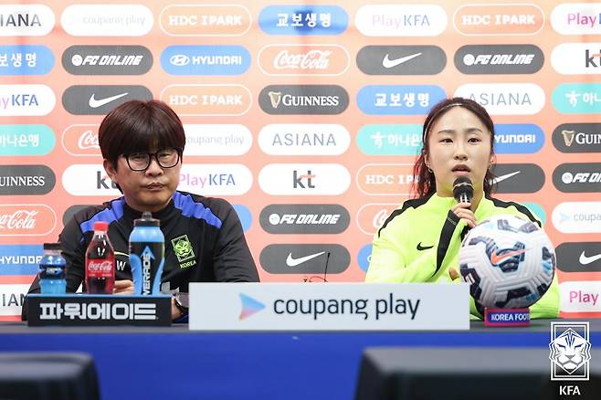 29일 인천남동아시아드럭비경기장에서 진행된 콜롬비아와의 평가전 공식 기자회견에 참석한 신상우(왼쪽) 여자대표팀 감독과 이영주. /사진=대한축구협회 제공