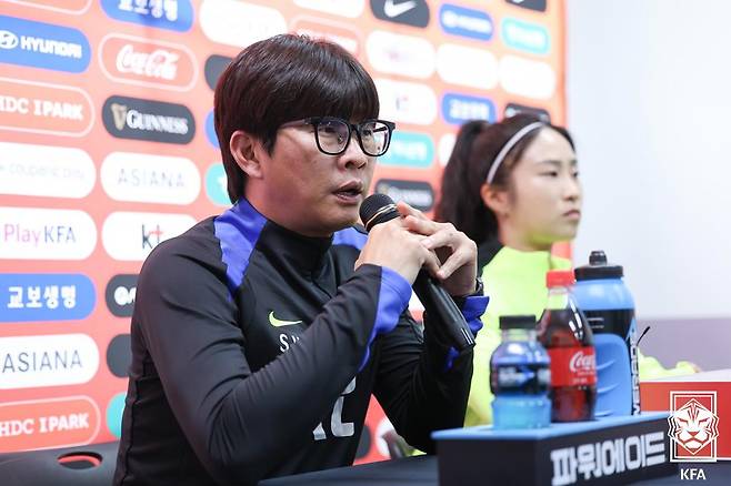 29일 인천남동아시아드럭비경기장에서 진행된 콜롬비아와의 평가전 공식 기자회견에 참석한 신상우(왼쪽) 여자대표팀 감독과 이영주. /사진=대한축구협회 제공