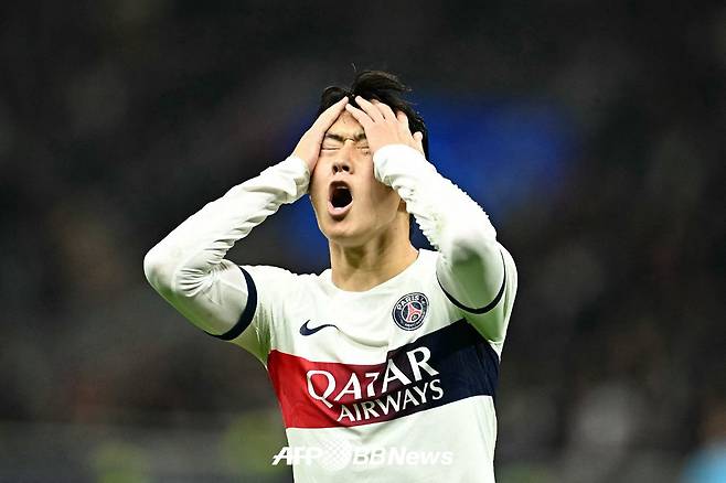 아쉬워하고 있는 파리 생제르맹(PSG) 이강인. /AFPBBNews=뉴스1