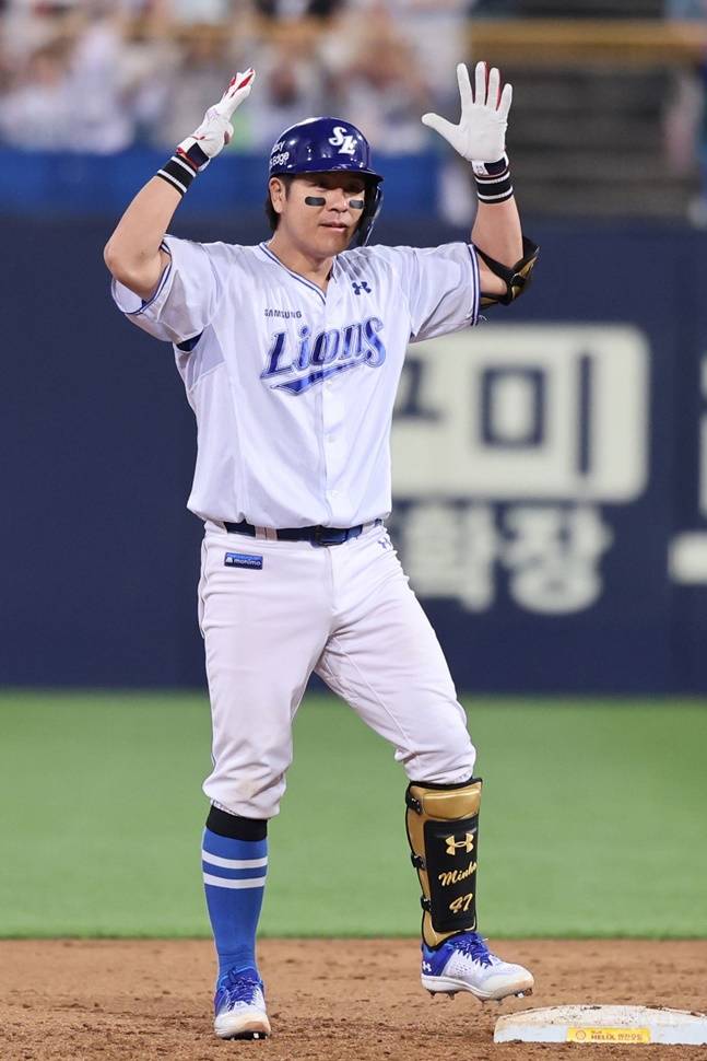 삼성 강민호가 29일 대구 롯데전에서 6회 2타점 2루타를 친 후 세리머니를 하고 있다. /사진=삼성 라이온즈 제공