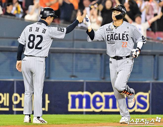 한화 이글스 캡틴 채은성(오른쪽)이 28일 서울 잠실야구장에서 열린 2025 신한 SOL Bank KBO리그 LG 트윈스와의 팀 간 7차전에서 연장 11회초 결승 2점 홈런을 기록, 팀 승리를 이끌었다. 사진 김한준 기자