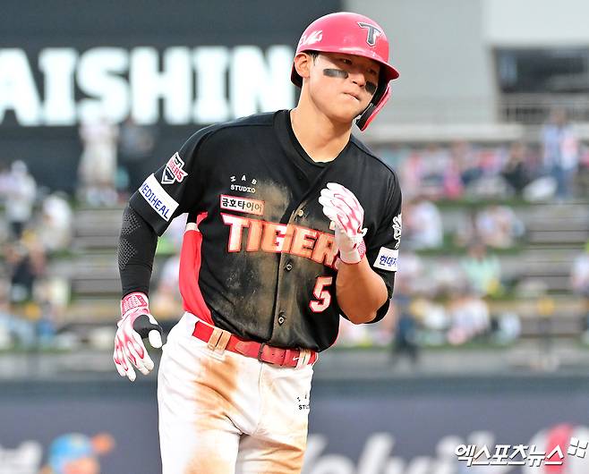 KIA 타이거즈 내야수 김도영이 지난 27일 광주 키움 히어로즈전에서 우측 햄스트링 부상을 당해 최소 4주 동안 재활에만 매진하게 됐다. 사진 엑스포츠뉴스 DB