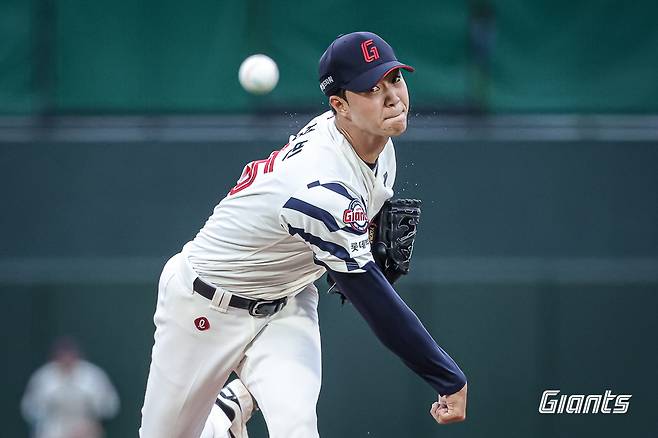 롯데 자이언츠 우완투수 윤성빈이 지난 20일 LG 트윈스전에 선발 등판해 역투하고 있다. 롯데 자이언츠