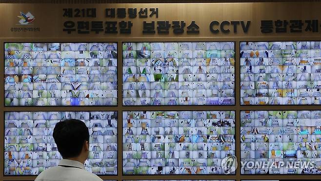 사전투표 D-1 (과천=연합뉴스) 이진욱 기자 = 제21대 대통령 선거 사전투표를 하루 앞둔 28일 경기도 과천시 중앙선거관리위원회에서 직원이 선거종합상황실 내 우표투표함 보관장소 CCTV 통합관제센터 모니터를 살펴보고 있다. 2025.5.28 cityboy@yna.co.kr