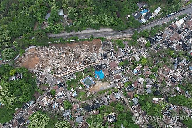 백사마을 철거 중 (서울=연합뉴스) 서대연 기자 = 15일 서울 노원구 중계본동 백사마을 일대에서 철거가 진행되고 있다.
    백사마을은 1960년대 후반 용산, 청계천, 안암동 일대 서울 도심 개발에 따른 철거민들이 이주해 형성된 곳으로 재개발을 위해 지난 8일부터 위해 철거 작업이 진행 중이다. 2025.5.15 dwise@yna.co.kr