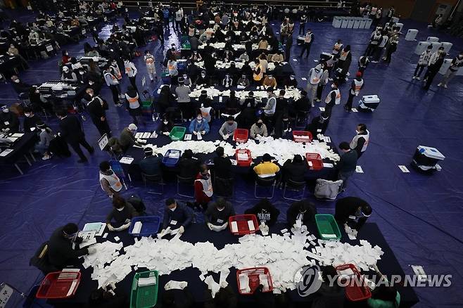 개표 작업중 (서울=연합뉴스) 홍해인 기자 = 20대 대통령 선거 본 투표일인 9일 오후 서울 동대문구 체육관에 마련된 개표소에서 개표 작업이 진행되고 있다. 2022.3.9 hihong@yna.co.kr