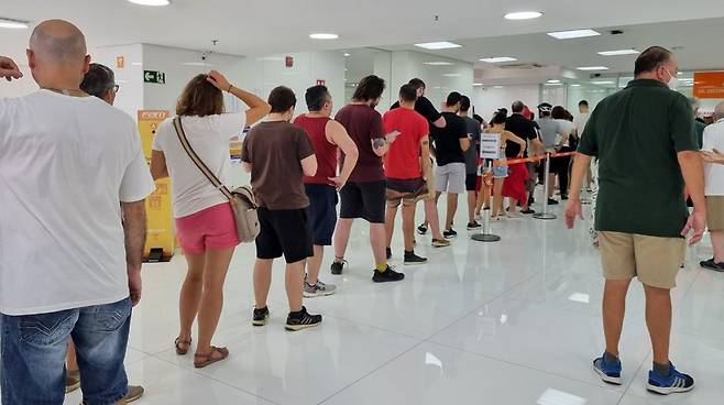 브라질 대선 결선 열기 후끈 (상파울루=연합뉴스) 김지윤 통신원 = 브라질 대선 결선일인 30일(현지시간) 브라질 상파울루 한 사립대학교에 마련된 투표소에서 유권자들이 기표 순서를 기다리고 있다. 2022.10.31 kjy329@yna.co.kr