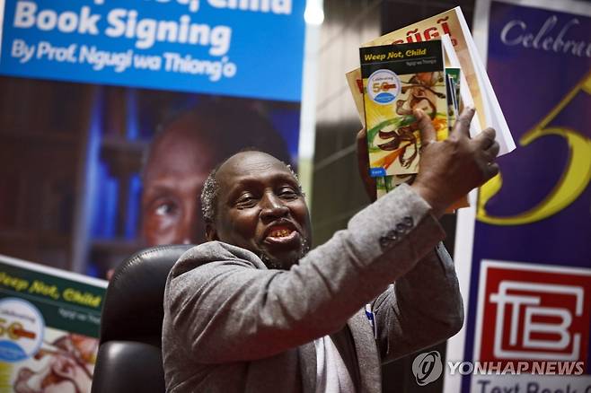 2015년 사인회에 참석한 케냐 작가 응구기 와 티옹오 [EPA=연합뉴스 자료사진. 재판매 및 DB 금지]
