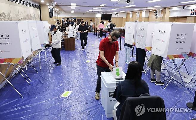 제주에서도 사전 투표 (제주=연합뉴스) 변지철 기자 = 제21대 대통령선거 사전투표일인 29일 오전 제주시 연동 제주도의회 의원회관 1층에 마련된 사전투표소에서 유권자들이 소중한 한표를 행사하고 있다. 2025.5.29 bjc@yna.co.kr