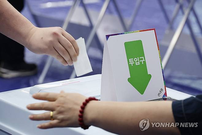 소중한 한표 (제주=연합뉴스) 변지철 기자 = 제21대 대통령선거 사전투표일인 29일 오전 제주시 연동 제주도의회 의원회관 1층에 마련된 사전투표소에서 유권자들이 소중한 한표를 행사하고 있다. 2025.5.29 bjc@yna.co.kr