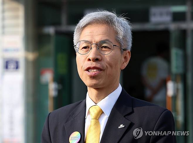 사전투표 마친 권영국 후보 (여수=연합뉴스) 조남수 기자 = 민주노동당 권영국 후보가 제21대 대통령선거 사전투표 첫날인 29일 오전 전남 여수시 주암마을회관에 마련된 사전투표소에서 투표를 마치고 발언하고 있다. 2025.5.29 iso64@yna.co.kr