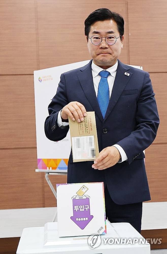 사전투표 하는 박찬대 상임총괄선거대책위원장 (인천=연합뉴스) 임순석 기자 = 더불어민주당 박찬대 상임총괄선거대책위원장이 제21대 대통령선거 사전투표 첫날인 29일 인천 미추홀구 용현2동 행정복지센터에 마련된 사전투표소에서 투표하고 있다. 2025.5.29 soonseok02@yna.co.kr