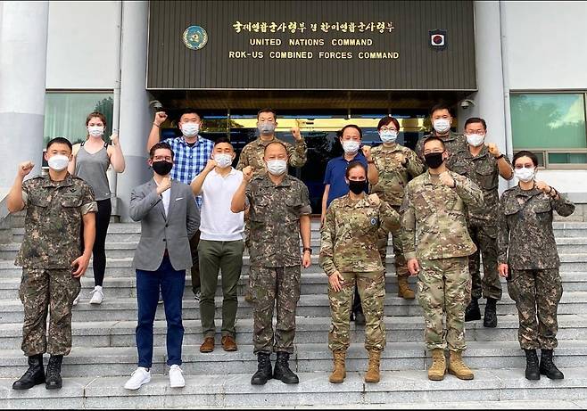 주한미군 캠프 험프리스 근무 시절 데이비드 김 (인천=연합뉴스) 지난 2021년 데이비드 김(앞줄 왼쪽서 3번째)이 주한미군 캠프 험프리스에서 전략 커뮤니케이션을 담당하던 무렵 한미연합군사령부 건물 앞에서 동료들과 기념사진을 찍고 있는 모습. [데이비드 김 제공]