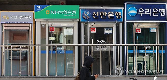 금융지주 작년 순이익 24조원 육박 (서울=연합뉴스) 김도훈 기자 = 금융감독원이 16일 발표한 '2024년 금융지주회사 경영실적 잠정치(연결 기준)'에 따르면 작년 말 금융지주회사 10곳(KB, 신한, 하나, 우리, NH, iM, BNK, JB, 한투, 메리츠)의 연결당기순이익은 23조8천478억원으로, 전년(21조 5천246억원) 대비 2조3천232억원(10.8%) 증가했다.
    사진은 16일 서울 시내에 설치된 주요 은행 ATM 기기 모습. 2025.4.16 superdoo82@yna.co.kr