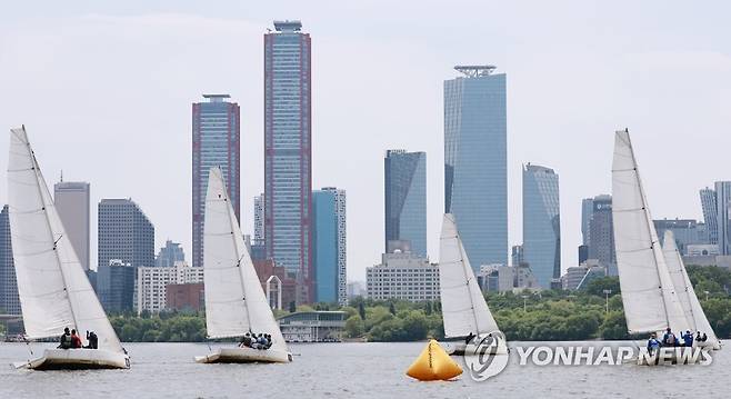 한강 수놓은 요트들 [연합뉴스 자료사진]