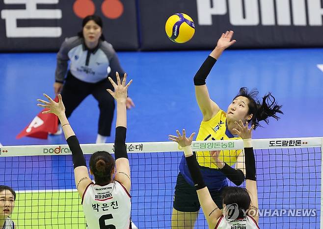 공격하는 정지윤 (수원=연합뉴스) 홍기원 기자 = 29일 경기도 수원실내체육관에서 열린 프로배구 V리그 여자부 플레이오프 3차전 현대건설 힐스테이트와 정관장 레드스파크스의 경기. 현대건설 정지윤이 공격하고 있다. 2025.3.29 xanadu@yna.co.kr